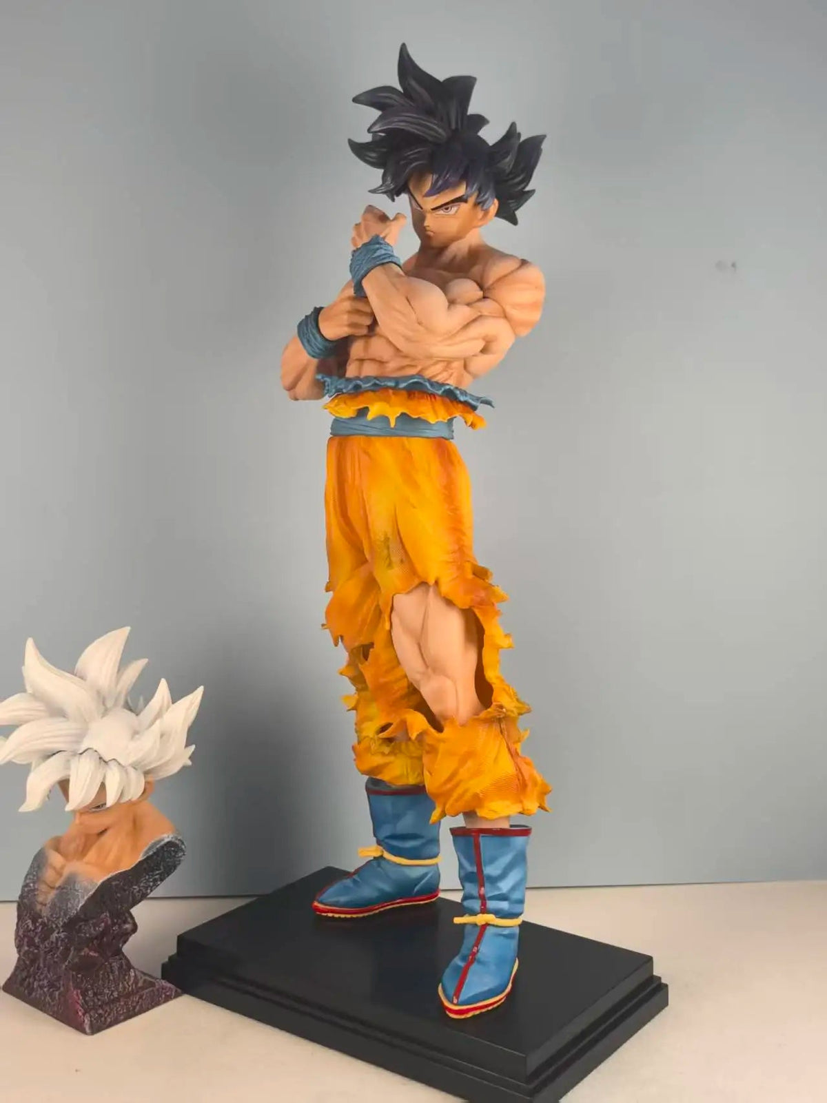 Dragon Ball Figurine Ultra Instinct Son Goku 35cm - TURBOX